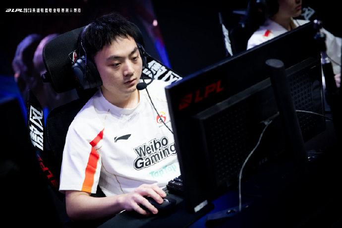 WBG险胜TES，Knight线上压制力十足激烈交锋小组赛，成为赛场最大亮点