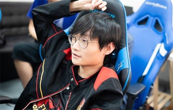 开云平台-包含FPX碾压G2，JackeyLove线上压制力十足焦点之战半决赛，锁定晋级资格的词条